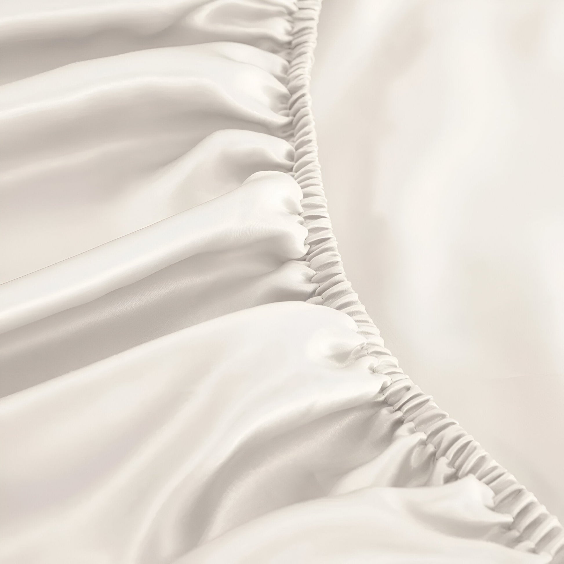 19 Momme Silk Deep Fitted Sheet - Close Up Of The Fitted Sheet - Ivory