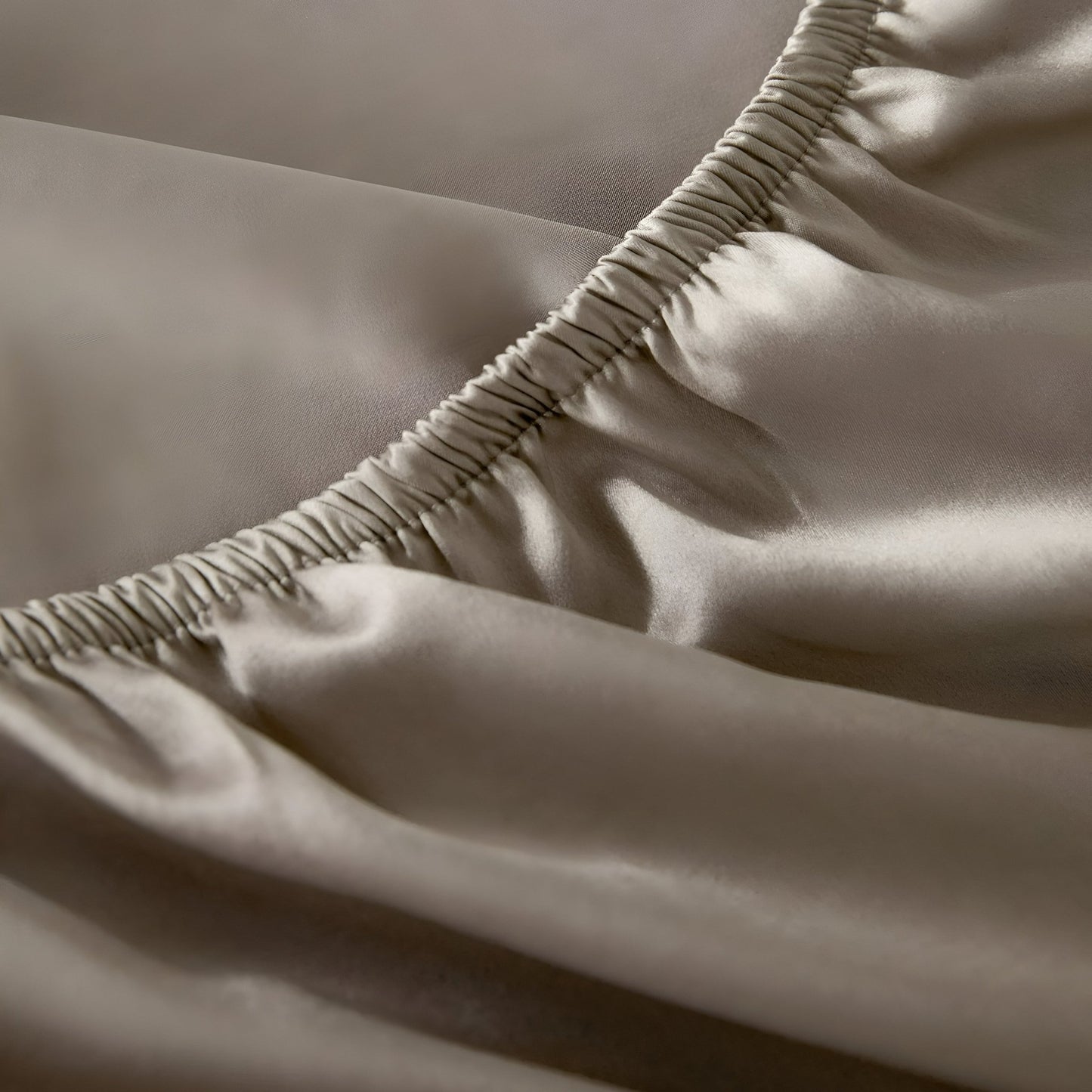 19 Momme Silk Deep Fitted Sheet - Close Up Of The Fitted Sheet - Silver