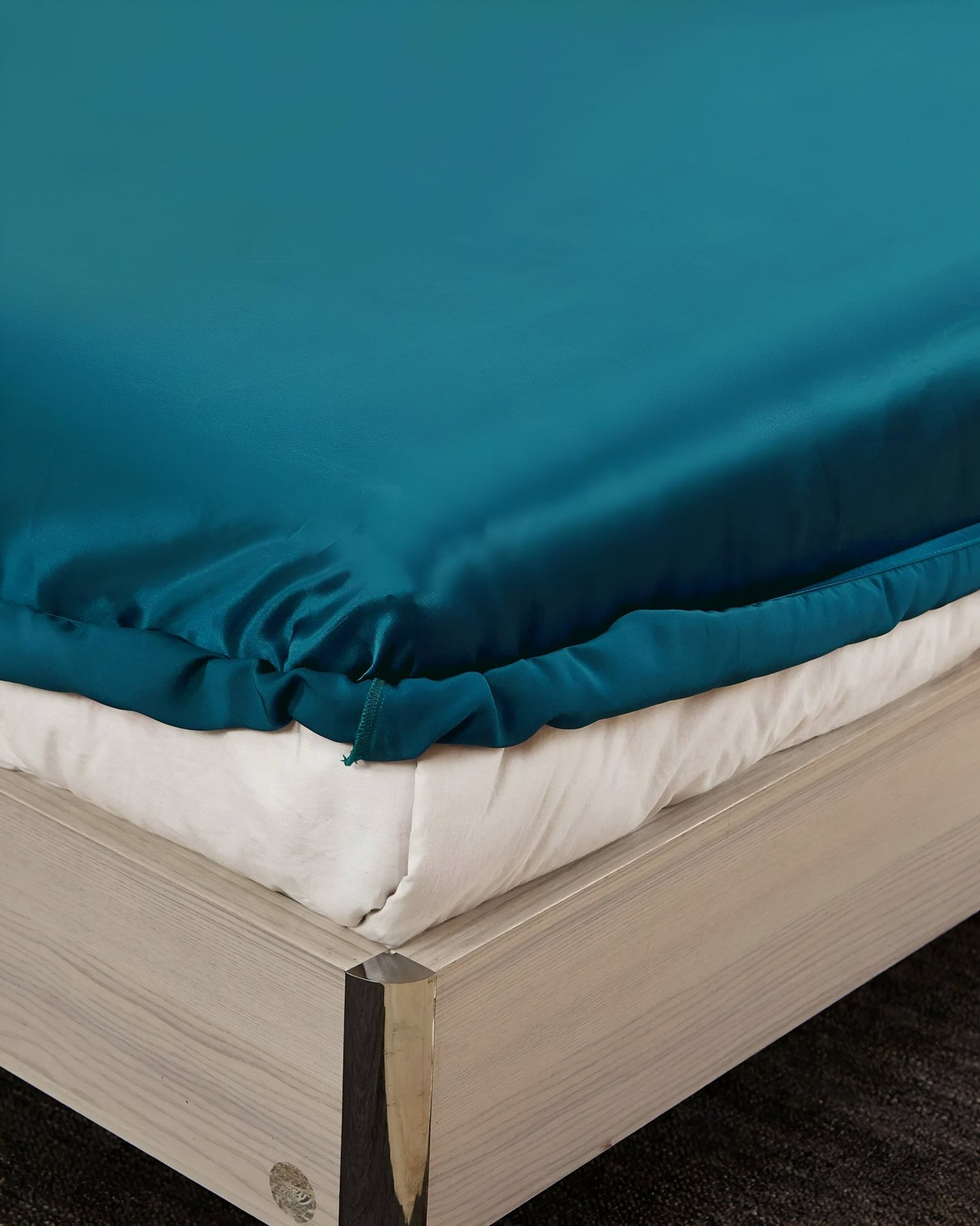 19 Momme Silk Fitted Sheet - Corner Image Of The Fitted Sheet - Close Up - Main Product Image - Teal