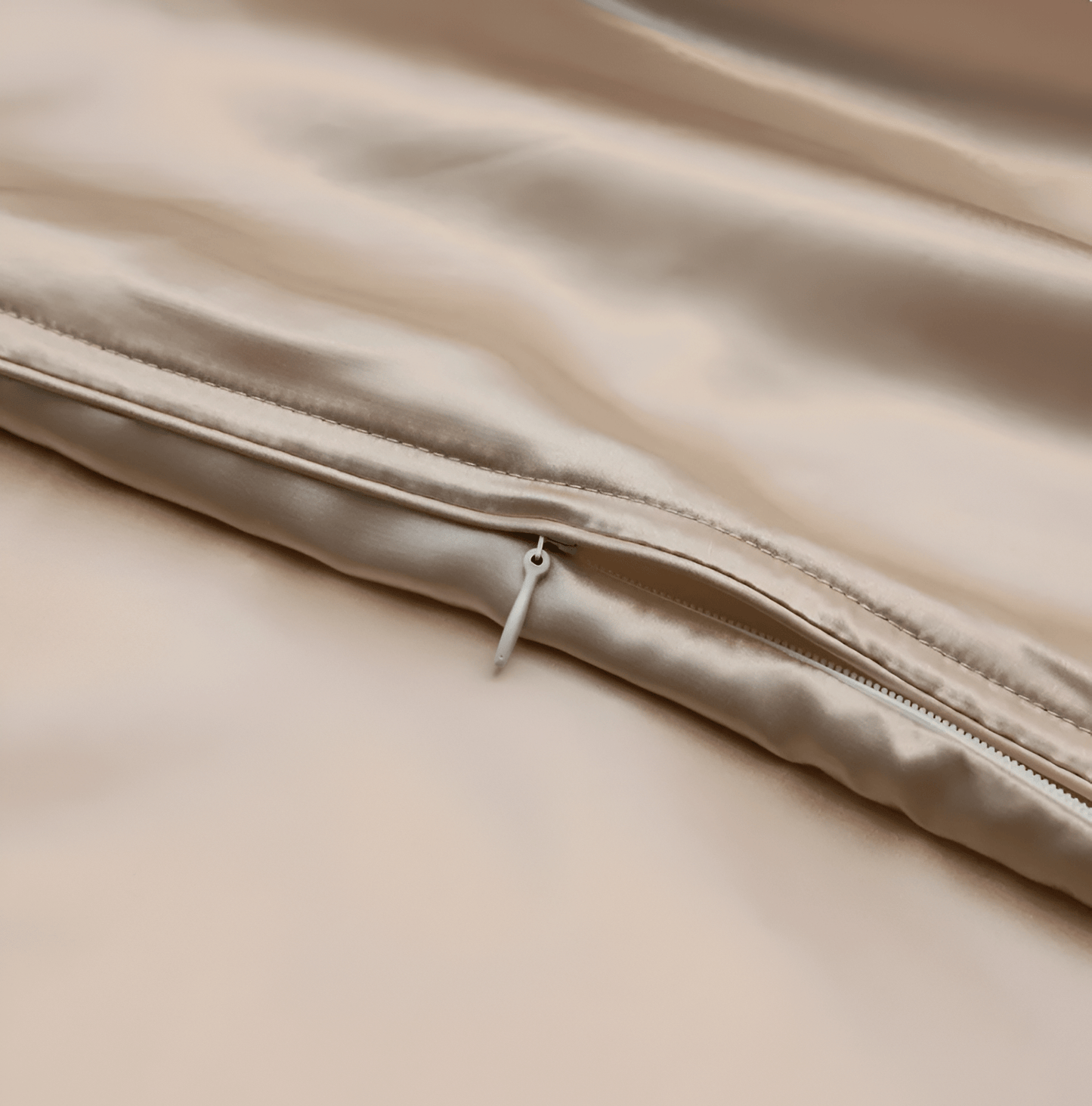 Omorose Mulberry Silk Bedding Set - Close Up Of Zipper Closure - Cream