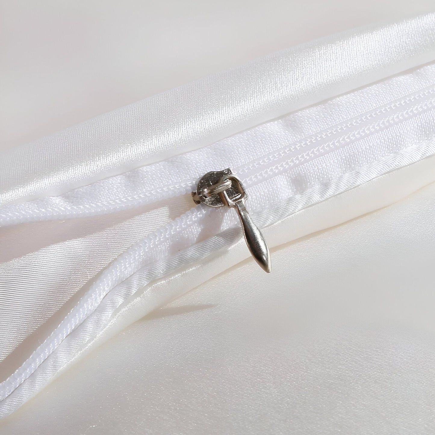 Summer Silk Comforter - Close Up Of Zipper Closure 