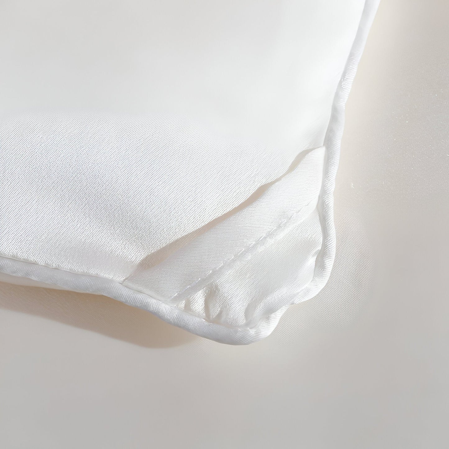 Summer Silk Comforter - Close Up - White